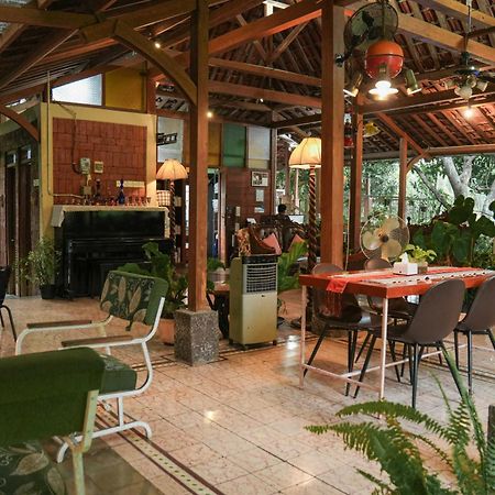 Bed and Breakfast Djajanti House Semarang Exterior foto