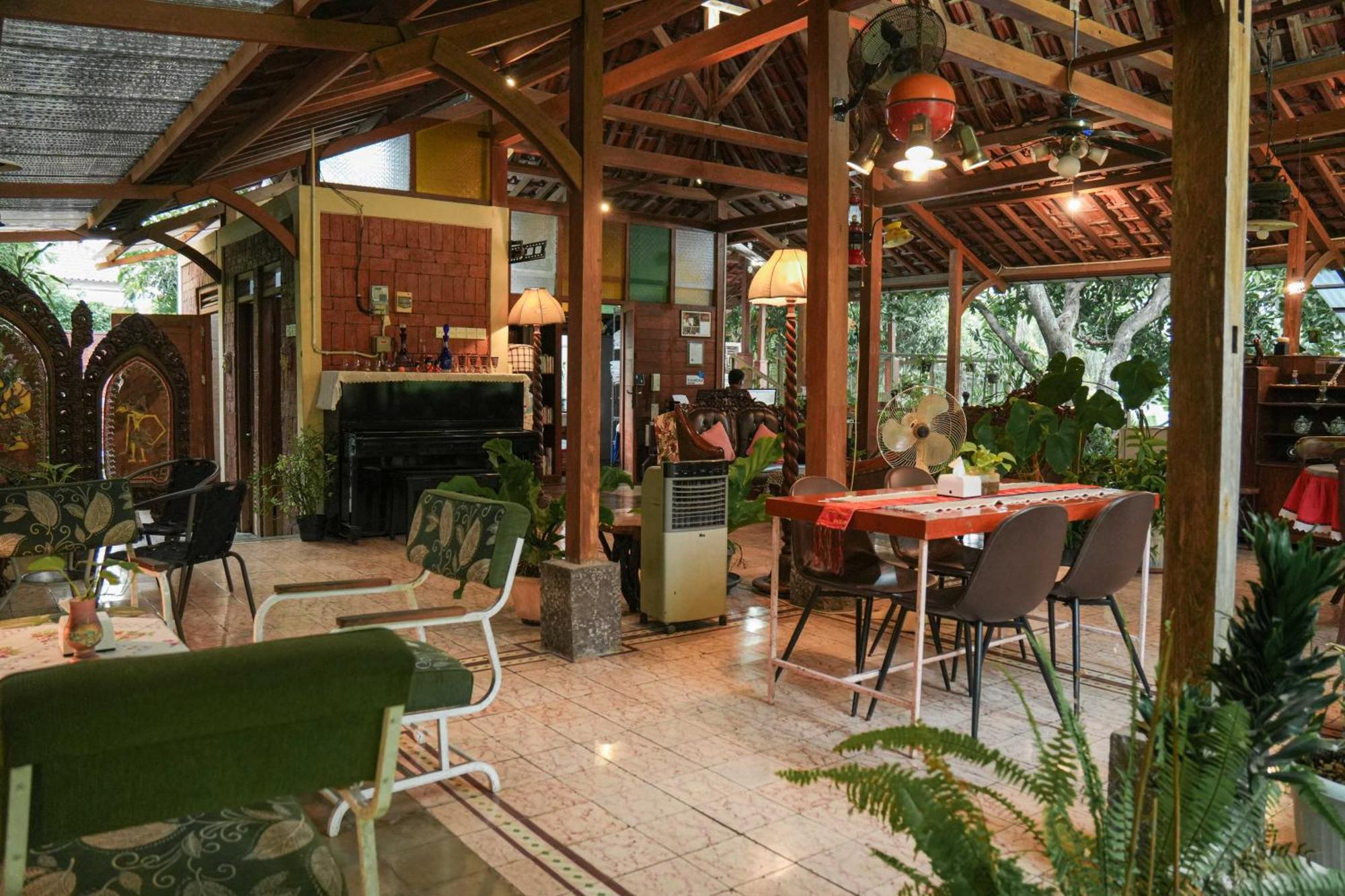 Bed and Breakfast Djajanti House Semarang Exterior foto