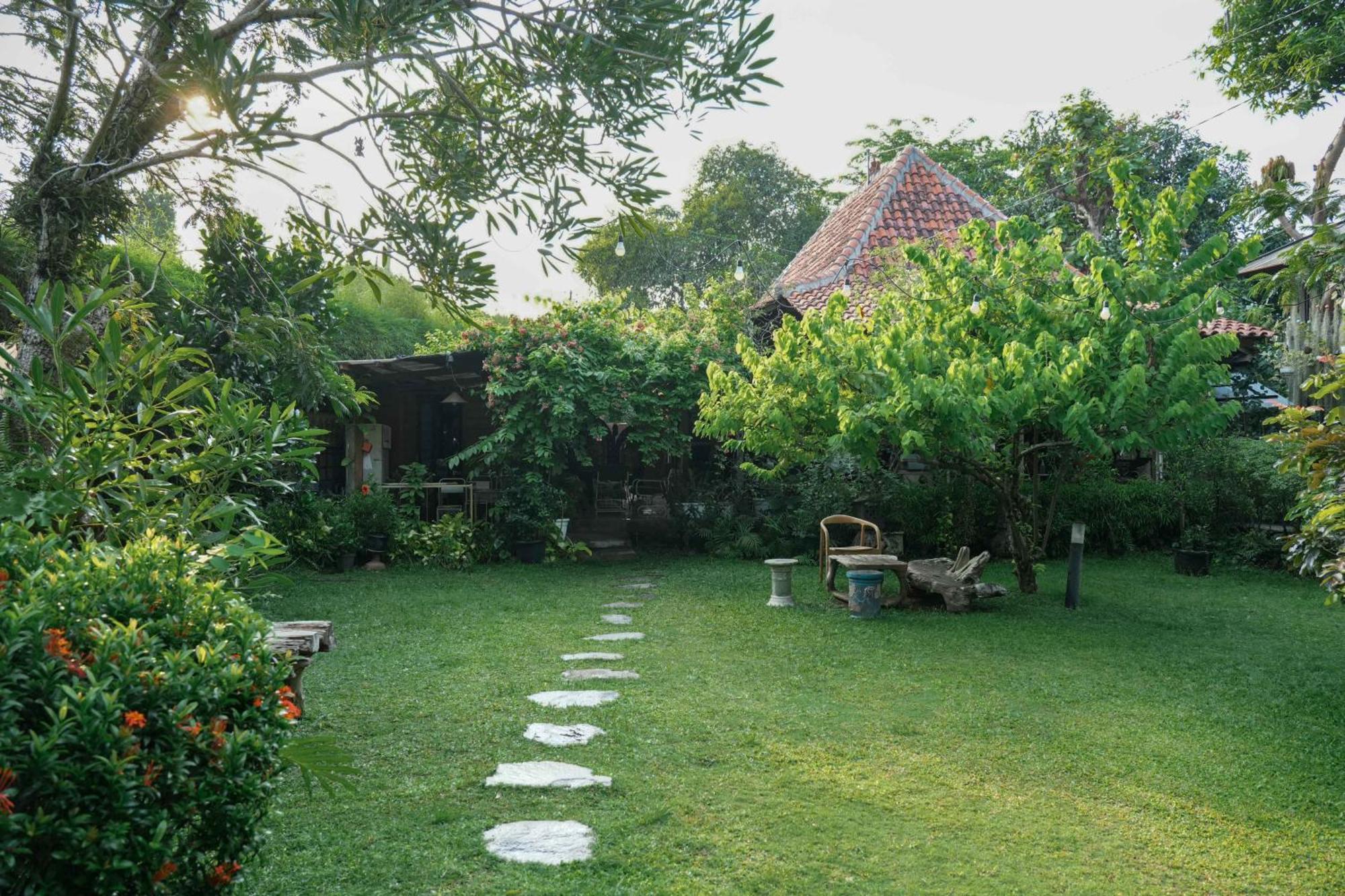Bed and Breakfast Djajanti House Semarang Exterior foto